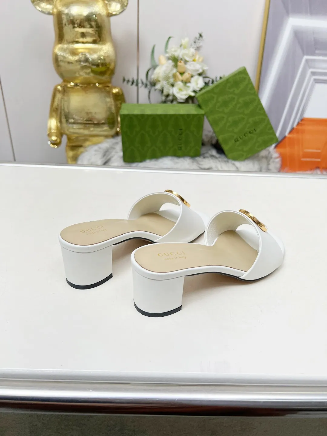 👟👟Ex-factory price 360👟👟 Genuine leather sole +40 Gucci 𝟐𝟎𝟐5 new spring and summer double G buckle round toe medium heel slippers, this G family series of slippers are so beautiful, high-end must buy~ The double G Logo is so beautiful on the feet, a classy style! The buttons have the GUCCI logo. Fabric: Cowhide Lining: Sheepskin lining Sheepskin pad Heel height: 5CM Sole: Italian genuine leather outsole Size: 35-44 [42 43 44 customized]